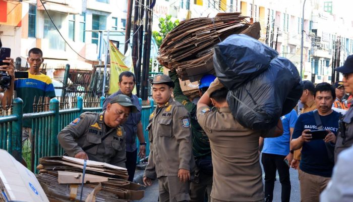 Tindak Tegas, Pilar Tertibkan PKL di Bawah Flyover dan Trotoar Pasar Ciputat