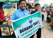 Meski Diguyur Hujan, Siswa SMP Muhammadiyah 2 Boja Semangat Bagikan Takjil Gratis
