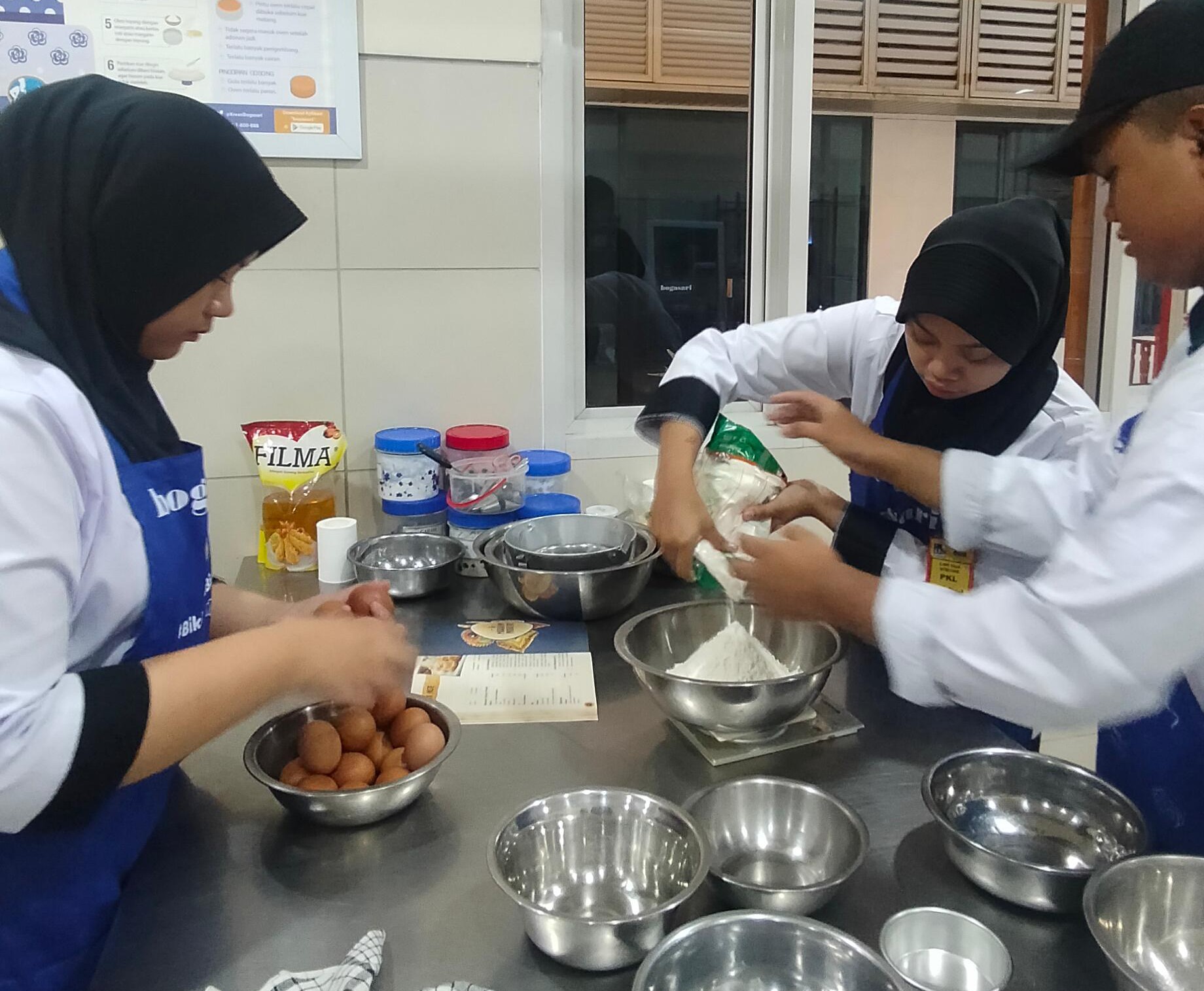 Didukung Bogasari, TEFA SMKN 3 Sukabumi Produksi 3 Ribu Toples Kue Kering