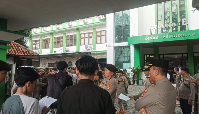 Massa Front Pemuda Pembebasan Demo Disdik Kota Bekasi 