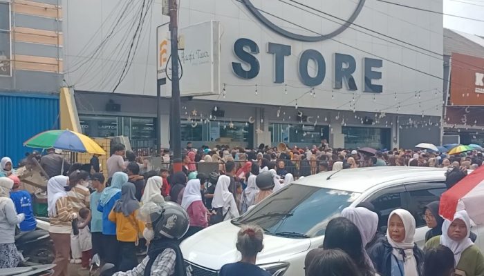 Gelar Baksos, Putra Siregar Bagikan Ribuan Paket Sembako 