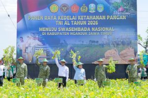 Dukung Ketahanan Pangan Nasional, Kasad Hadiri Panen Raya Kedelai di Nganjuk