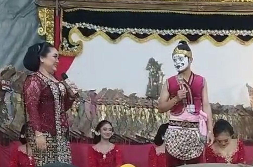 Penampilan Tatin-Gareng Widi, Hangatkan Suasana Pagelaran Wayang Purwa