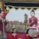Penampilan Tatin-Gareng Widi, Hangatkan Suasana Pagelaran Wayang Purwa