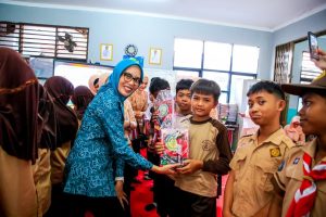 Peringati Hari Anak Nasional, DWP Tangsel Bagikan Ratusan Paket Alat Tulis dan Edukasi Siswa Cegah Bullying