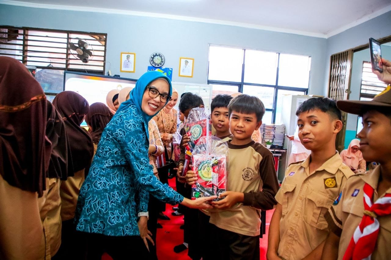 Peringati Hari Anak Nasional, DWP Tangsel Bagikan Ratusan Paket Alat Tulis dan Edukasi Siswa Cegah Bullying