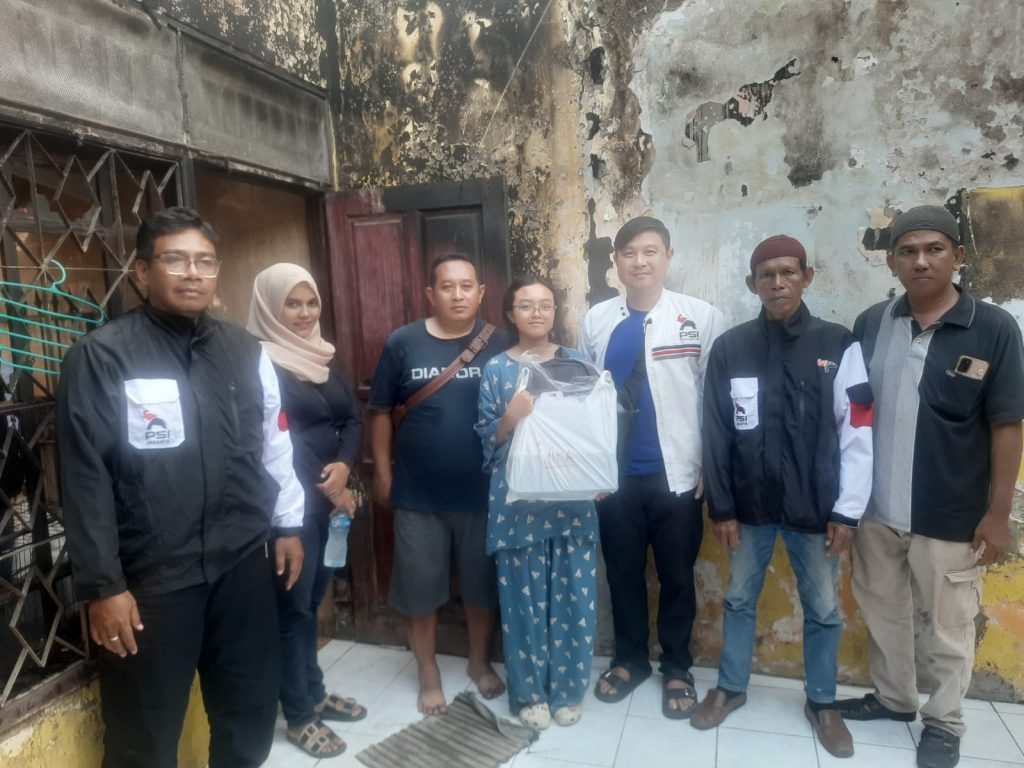 Ringankan Beban Warga, DPRD DKI Bersama PSI Salurkan Bantuan Kebakaran Pisangan
