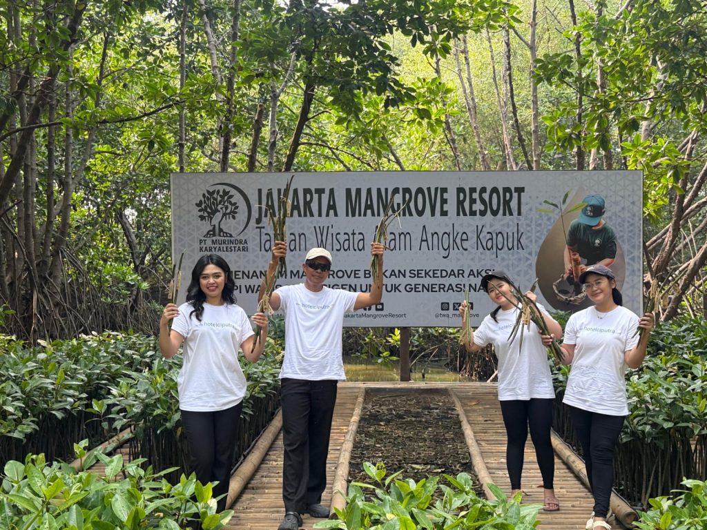 Rayakan HUT ke-33, Hotel Ciputra Jakarta Menanam 33 Pohon Mangrove di Kawasan Ekowisata Mangrove PIK
