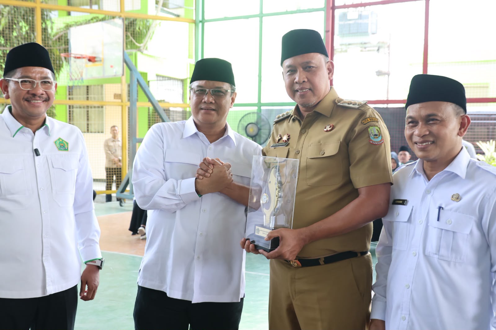 Maksimalkan Operasional Kemenag, Wali Kota Bekasi Hibahkan Aset Daerah Rp 2,7 Miliar